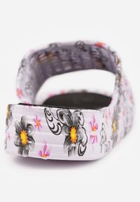 Born2be - Czarne Klapki Basenowe w Kwiatowy Wzór z Perforacją Pertumal. Okazja: na co dzień, na spacer. Kolor: czarny. Materiał: dzianina, jeans, dresówka. Wzór: kwiaty. Sezon: lato. Styl: wakacyjny, casual, elegancki #7