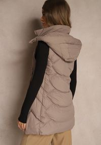 Renee - Ciemnobeżowa Pikowana Kamizelka z Odpinanym Kapturem Tulanea. Okazja: na co dzień. Kolor: beżowy. Materiał: jeans. Styl: casual