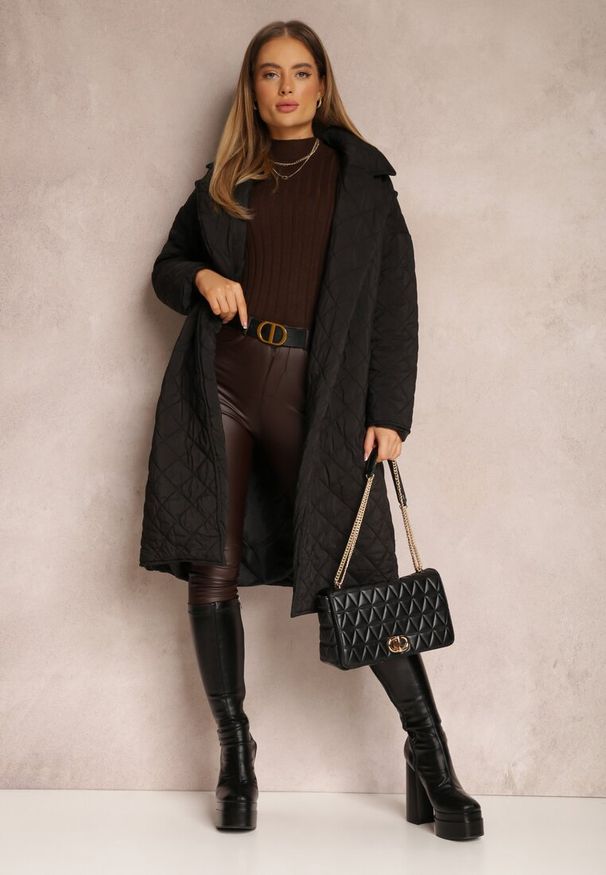 Renee - Czarna Kurtka za Kolano z Paskiem Pikowana Oversize Ugduca. Kolor: czarny. Materiał: materiał. Długość rękawa: długi rękaw. Długość: długie. Sezon: wiosna, jesień. Styl: klasyczny
