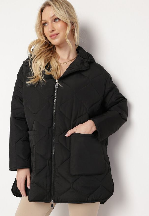 Born2be - Czarna Kurtka Oversize z Kapturem z Ozdobnym Pikowaniem i Rozcięciem Klimella. Typ kołnierza: kaptur. Kolor: czarny. Styl: elegancki