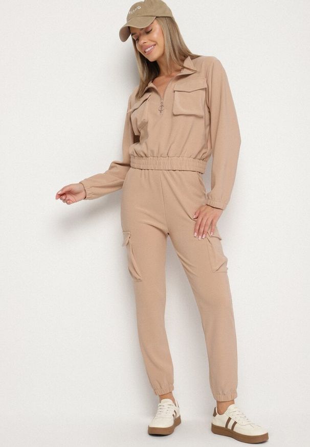 Born2be - Ciemnobeżowy Komplet Dresowy w Stylu Cargo Bluza na Suwak i Joggery Sitene. Kolor: beżowy. Materiał: dresówka. Sport: turystyka piesza