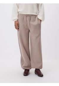Reserved - Spodnie z dodatkiem wiskozy - brązowy. Kolor: brązowy. Materiał: wiskoza #1