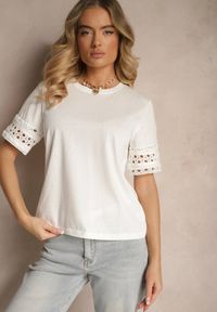 Renee - Biały Bawełniany T-shirt z Ażurowymi Rękawkami Zolreia. Okazja: na co dzień. Kolor: biały. Materiał: bawełna. Długość rękawa: krótki rękaw. Wzór: ażurowy. Styl: sportowy, casual #3