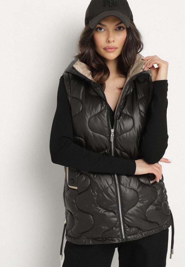 Born2be - Czarna Kamizelka Pikowana z Odpinanym Kapturem Vilzeki. Okazja: na co dzień. Kolor: czarny. Materiał: jeans. Styl: elegancki, casual, klasyczny