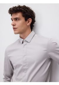 Reserved - Gładka koszula super slim fit - beżowy. Kolor: beżowy. Materiał: tkanina, bawełna. Wzór: gładki #1