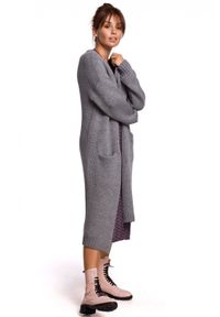 Polskie swetry - Długi sweter z kieszeniami ciepły kardigan o prostym fasonie szary. Okazja: do pracy, na spacer, na co dzień. Kolor: szary. Materiał: dzianina, akryl. Długość rękawa: długi rękaw. Długość: długie. Wzór: ze splotem. Styl: casual #2