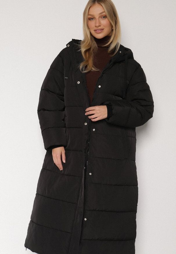 Born2be - Czarna Zimowa Kurtka Pikowana o Długim Kroju z Kapturem i Bocznymi Suwakami Mevorria. Okazja: na spacer. Typ kołnierza: kaptur. Kolekcja: plus size. Kolor: czarny. Materiał: dzianina, jeans. Długość: długie. Sezon: zima