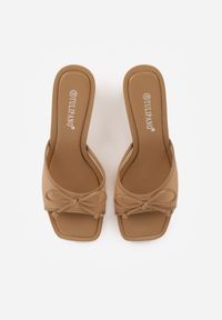 Born2be - Ciemnobeżowe Siateczkowe Klapki na Szpilce Ozdobione Kokardą Vikisae. Okazja: na co dzień. Kolor: beżowy. Materiał: jeans. Wzór: aplikacja. Obcas: na szpilce. Styl: casual #8