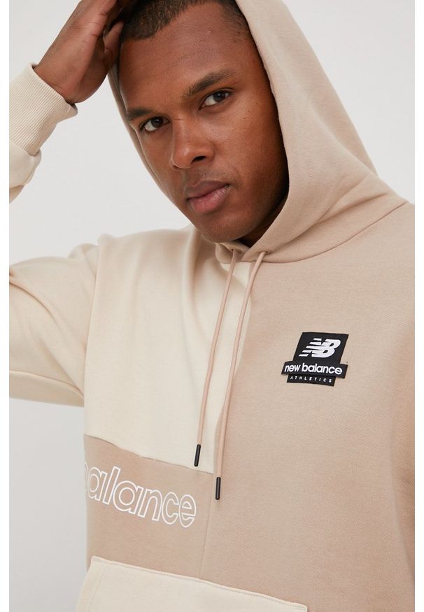 New Balance bluza bawełniana MT21551MDY męska kolor beżowy z kapturem z nadrukiem. Typ kołnierza: kaptur. Kolor: beżowy. Materiał: bawełna. Wzór: nadruk