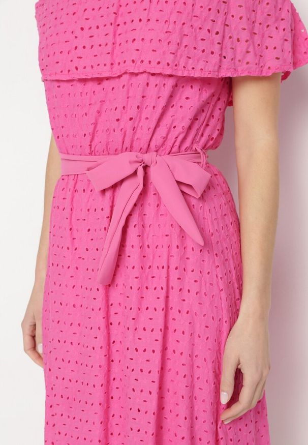 Born2be - Fuksjowa Sukienka Hiszpanka z Ozdobnym Haftem i Paskiem w Talii Perenna. Okazja: na co dzień. Typ kołnierza: dekolt hiszpanka. Kolor: różowy. Wzór: haft. Styl: elegancki, casual, wizytowy