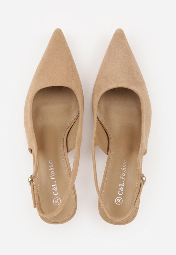 Born2be - Ciemnobeżowe Czółenka z Imitacji Zamszu na Kaczuszce z Odkrytą Piętą Raeneh. Nosek buta: szpiczasty. Zapięcie: sprzączka. Kolor: beżowy. Materiał: zamsz. Sezon: lato. Obcas: na szpilce. Styl: klasyczny. Wysokość obcasa: średni