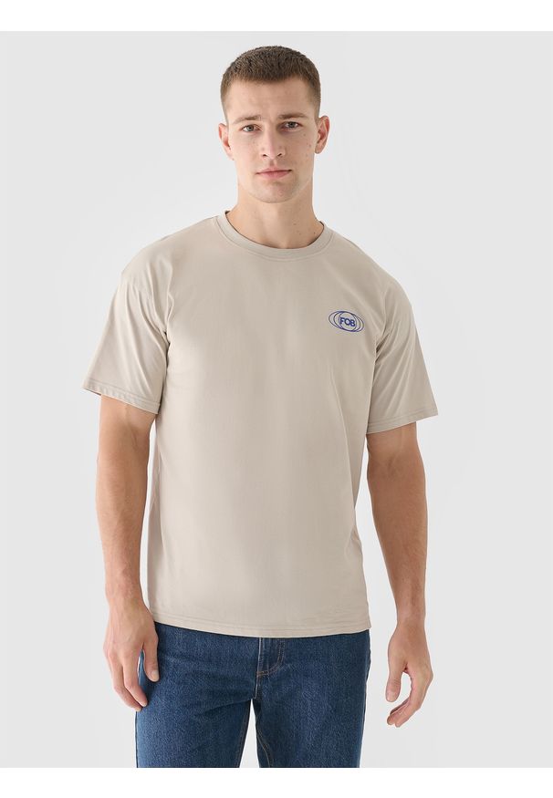 4f - 4F T-shirt oversize z nadrukiem męski - beżowy L. Okazja: na co dzień. Kolor: beżowy. Materiał: jersey, bawełna, dzianina. Długość rękawa: krótki rękaw. Długość: krótkie. Wzór: nadruk. Styl: sportowy, klasyczny, casual