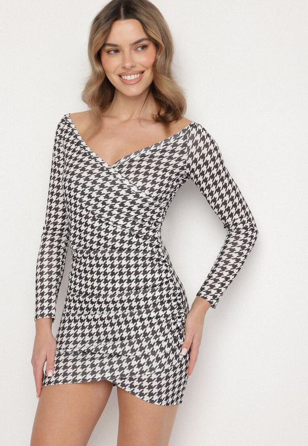 Born2be - Czarna Dopasowana Sukienka z Kopertowym Dekoltem w Pepitkę Novialina. Okazja: na co dzień. Typ kołnierza: dekolt kopertowy. Kolor: czarny. Typ sukienki: kopertowe. Styl: casual, sportowy