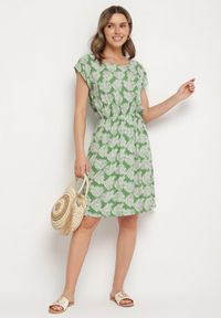 Born2be - Zielona Sukienka o Rozkloszowanym Kroju z Gumką w Pasie i Krótkim Rękawem Serive. Okazja: na spotkanie biznesowe, na co dzień. Kolor: zielony. Długość rękawa: krótki rękaw. Typ sukienki: rozkloszowane. Styl: elegancki, casual, klasyczny, biznesowy #5