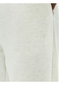 Calvin Klein Performance Spodnie dresowe 00GWS4P651 Beżowy Relaxed Fit. Kolor: beżowy. Materiał: syntetyk #4