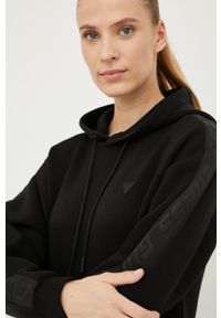 Guess bluza damska kolor czarny z kapturem z aplikacją. Typ kołnierza: kaptur. Kolor: czarny. Materiał: materiał, dzianina, wiskoza. Wzór: aplikacja #5