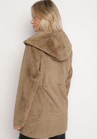 Born2be - Ciemnozielona Kurtka ze Sztucznego Futerka z Kapturem Innalitha. Typ kołnierza: kaptur. Kolor: zielony. Materiał: futro #3