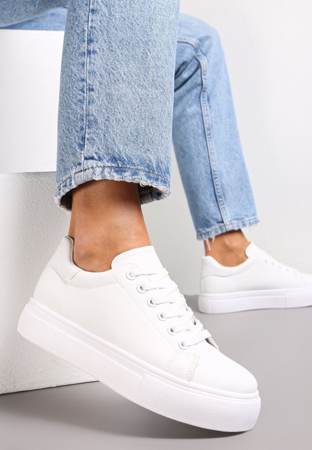Born2be - Białe Sneakersy na Płaskiej Podeszwie z Okrągłym Noskiem Azethia. Okazja: na co dzień. Nosek buta: okrągły. Kolor: biały. Obcas: na płaskiej podeszwie