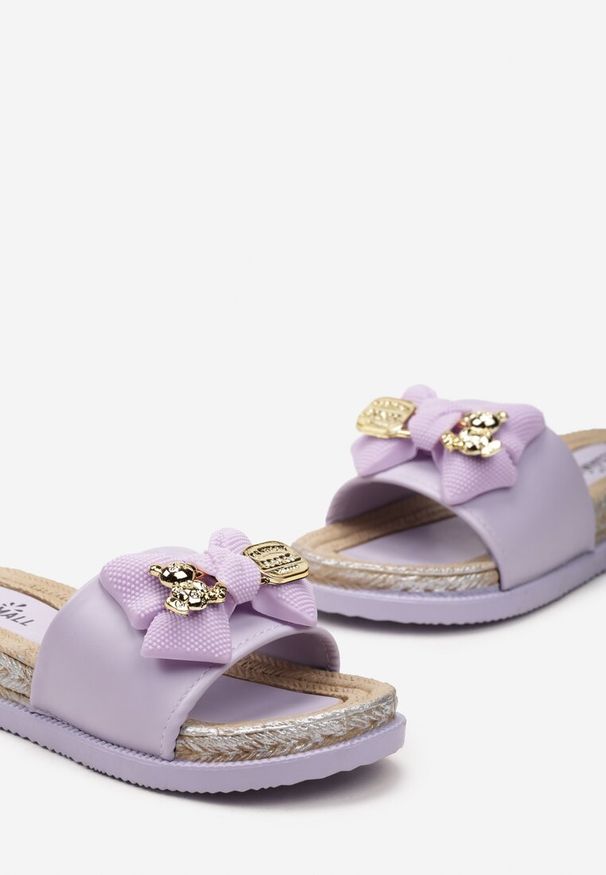 Born2be - Fioletowe Klapki na Grubej Podeszwie z Kokardką i Metalowymi Ozdobami Naolle. Kolor: fioletowy. Wzór: aplikacja. Sezon: lato. Styl: elegancki