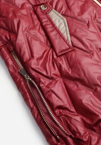 Born2be - Czerwona Pikowana Kamizelka o Długim Kroju z Nieodpinanym Kapturem w Romby Dephice. Okazja: na co dzień. Typ kołnierza: kaptur. Kolor: czerwony. Materiał: jeans, materiał. Długość: długie. Styl: casual, elegancki #7