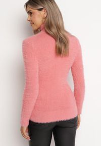 Born2be - Różowy Elastyczny Golf z Wełną i Ściągaczami Ozdobiony Długim Włosem Alussone. Typ kołnierza: golf. Kolor: różowy. Materiał: wełna. Długość rękawa: długi rękaw. Długość: długie. Wzór: aplikacja #4