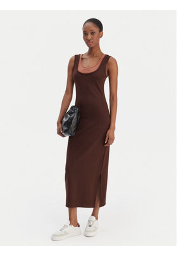 Calvin Klein Jeans Sukienka codzienna LV047E220G Brązowy Slim Fit. Okazja: na co dzień. Kolor: brązowy. Materiał: wiskoza. Typ sukienki: proste. Styl: casual