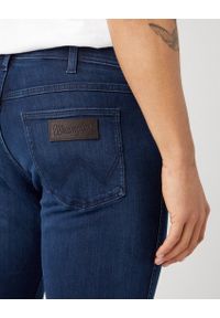 Wrangler - WRANGLER GREENSBORO MĘSKIE SPODNIE JEANSOWE ARM STRONG W15QMN397