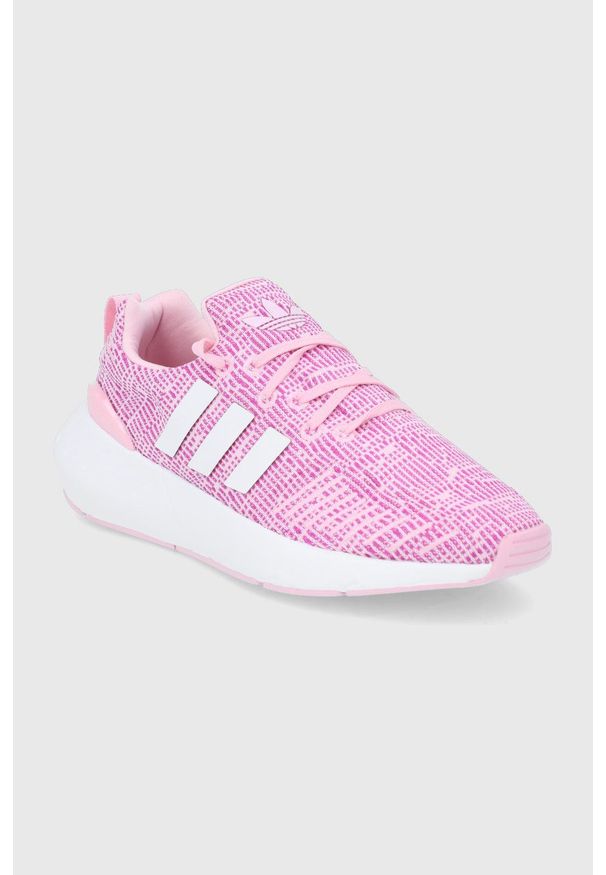 adidas Originals Buty dziecięce Swift Run 22 GW8177 kolor różowy. Nosek buta: okrągły. Zapięcie: sznurówki. Kolor: różowy. Materiał: guma, materiał. Szerokość cholewki: normalna. Obcas: na platformie. Sport: bieganie