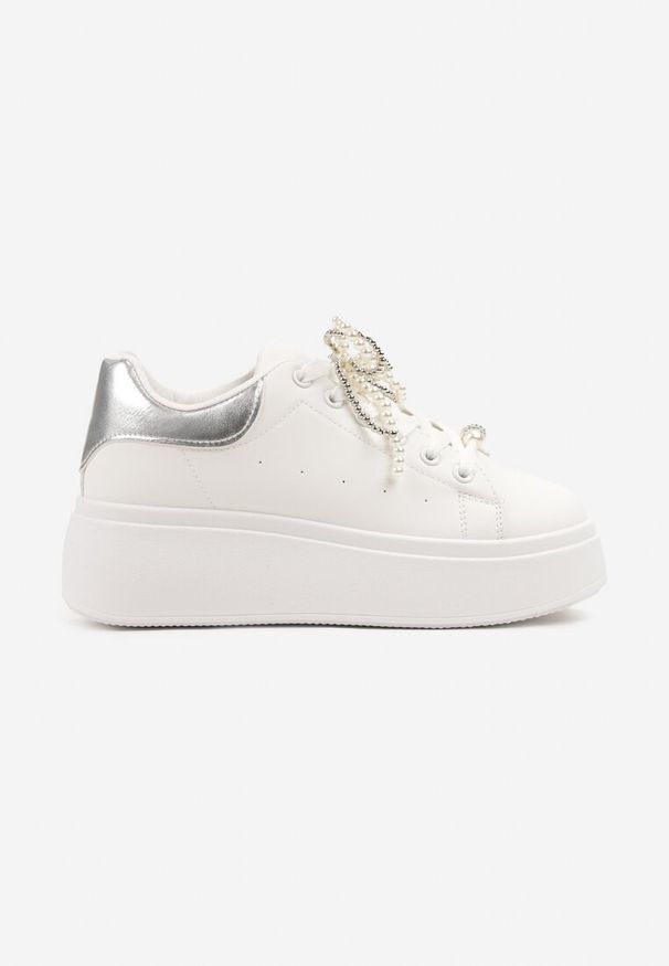 Renee - Biało-Srebrne Sneakersy na Platformie z Perełkami i Metalowymi Kuleczkami Selavia. Okazja: na co dzień. Kolor: biały. Materiał: jeans. Obcas: na platformie
