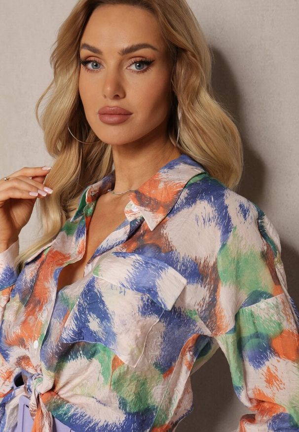 Renee - Beżowo-Granatowa Koszula z Abstrakcyjnym Wzorem z Wiązaniem na Dole Priveta. Okazja: na co dzień, do pracy, na spotkanie biznesowe. Kolor: beżowy. Styl: casual, elegancki, biznesowy