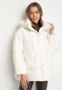 Born2be - Biała Pikowana Kurtka o Kroju Oversize z Kapturem Galandia. Okazja: na spacer, na co dzień. Typ kołnierza: kaptur. Kolor: biały. Materiał: jeans, poliester. Styl: casual, elegancki #3