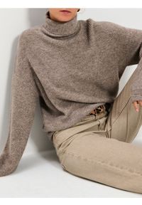 Sinsay - Melanżowy golf - brązowy. Typ kołnierza: golf. Kolor: brązowy. Wzór: melanż #1