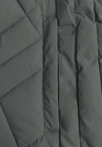 Born2be - Zielona Taliowana Kamizelka z Pikowanymi Przeszyciami i Kapturem Tuloria. Okazja: na spacer. Kolor: zielony. Materiał: jeans #7