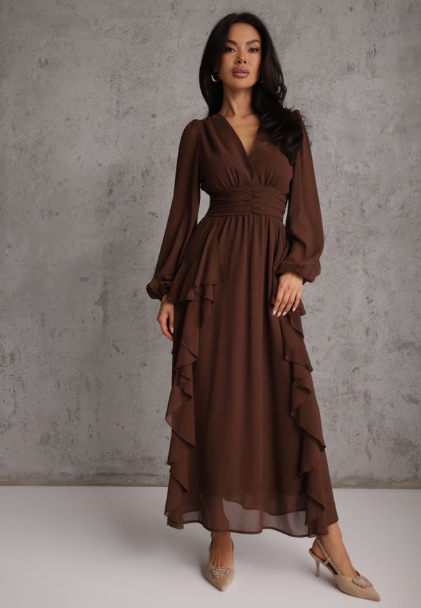 Renee - Brązowa Rustykalna Sukienka Wieczorowa z Falbanami i Marszczeniem w Talii Himereanes. Typ kołnierza: kołnierz z falbankami. Kolor: brązowy. Materiał: tkanina. Wzór: gładki, aplikacja. Typ sukienki: rozkloszowane. Styl: wizytowy