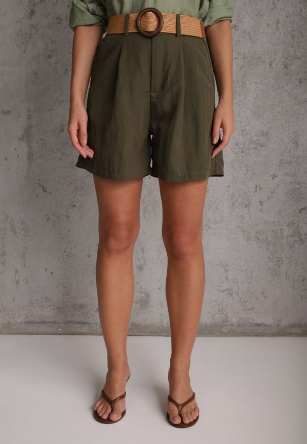 Renee - Zielone Szorty Casual z Wiskozą High Waist Ozdobione Paskiem z Plecionki Kailee. Okazja: na co dzień. Stan: podwyższony. Kolor: zielony. Materiał: wiskoza. Wzór: aplikacja. Styl: casual