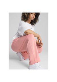 Puma - Damskie spodnie z prostymi nogawkami i małym logo No. 1 ESS Comfort PUMA. Kolor: różowy. Wzór: haft