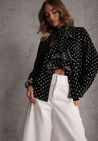Renee - Czarna Falbaniasta Koszula z Wiskozy w Kropki ze Stójką Aegista. Typ kołnierza: kołnierzyk stójkowy. Kolor: czarny. Materiał: wiskoza. Wzór: kropki #5