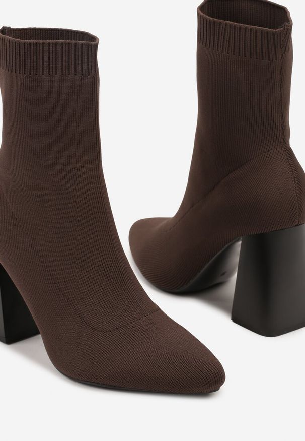 Born2be - Brązowe Botki Vices na Geometrycznym Obcasie ze Skarpetową Cholewką Falacea. Okazja: na co dzień. Kolor: brązowy. Materiał: jeans. Szerokość cholewki: normalna. Wzór: geometria. Obcas: na obcasie. Styl: casual. Wysokość obcasa: średni