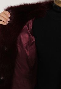 Born2be - Bordowa Kurtka Futrzana z Nieodpinanym Kapturem Vetirire. Okazja: na co dzień. Kolor: czerwony. Materiał: futro. Styl: elegancki, casual #5