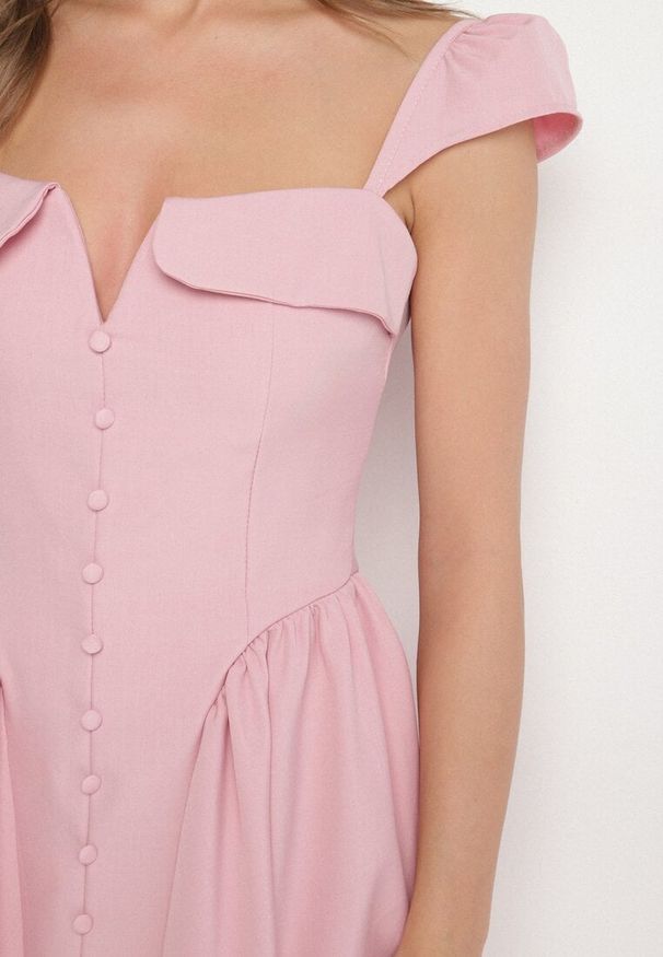 Born2be - Różowa Rozkloszowana Sukienka z Ozdobnym Dekoltem i Guzikami Salasesia. Okazja: na co dzień. Typ kołnierza: dekolt kwadratowy. Kolor: różowy. Styl: casual, elegancki