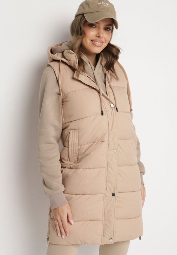 Born2be - Ciemnobeżowa Pikowana Kamizelka z Kapturem i Sznurkami Zelothis. Typ kołnierza: kaptur. Kolor: beżowy. Materiał: dzianina, jeans. Długość: długie. Sezon: jesień. Styl: klasyczny, elegancki