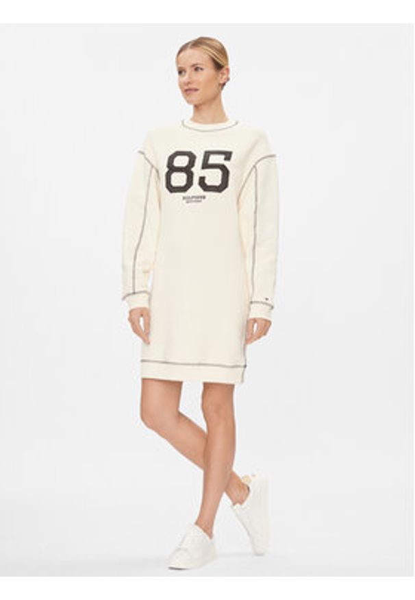 TOMMY HILFIGER - Tommy Hilfiger Sukienka dzianinowa Varsity 85 WW0WW40614 Beżowy Relaxed Fit. Kolor: beżowy. Materiał: bawełna