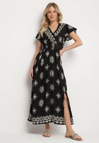 Born2be - Czarna Sukienka w Ornamentalny Wzór z Elastycznym Paskiem Tosvanna. Okazja: na co dzień. Kolor: czarny. Długość rękawa: krótki rękaw. Wzór: aplikacja. Typ sukienki: kopertowe, proste. Styl: klasyczny, casual, elegancki #1