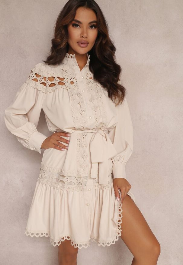 Renee - Jasnobeżowa Sukienka Koszulowa Achusa. Okazja: do pracy. Kolor: beżowy. Długość rękawa: długi rękaw. Typ sukienki: koszulowe