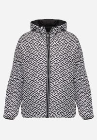 Born2be - Czarna Dwustronna Kurtka Pikowana z Kapturem Zidila. Okazja: na spacer, na co dzień. Typ kołnierza: kaptur. Kolekcja: plus size. Kolor: czarny. Materiał: jeans. Wzór: geometria. Styl: casual, sportowy #3