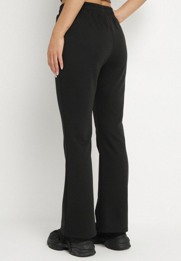 Born2be - Czarne Spodnie Dresowe o Kroju Dzwonów z Gumką w Talii Efravella. Okazja: na co dzień. Kolor: czarny. Materiał: dresówka. Styl: casual, elegancki