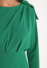 Born2be - Ciemnozielona Dopasowana Sukienka Koktajlowa Ozdobiona Kokardą i Rozcięciem na Linnaea. Okazja: na co dzień. Typ kołnierza: kokarda. Kolor: zielony. Wzór: aplikacja. Typ sukienki: dopasowane. Styl: wizytowy #6