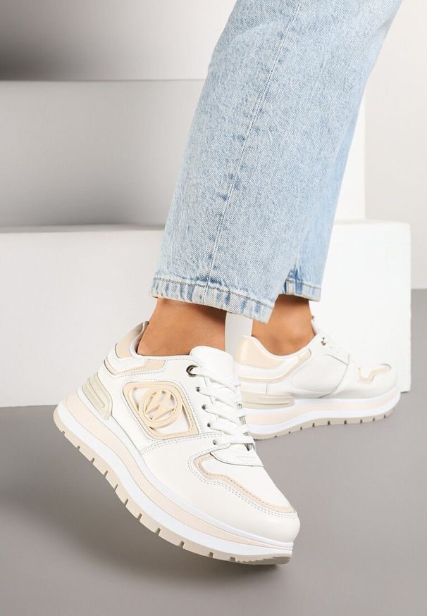 Born2be - Białe Sneakersy na Grubej Podeszwie z Ozdobną Aplikacją Arivirae. Okazja: na co dzień. Kolor: biały. Materiał: jeans. Wzór: aplikacja
