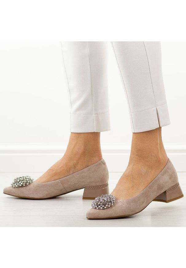 Beżowe skórzane czółenka damskie DiA 3029. Okazja: na co dzień, do pracy. Nosek buta: okrągły. Kolor: beżowy. Wzór: aplikacja. Materiał: skóra, zamsz. Sezon: wiosna, lato. Obcas: na obcasie. Styl: casual, klasyczny, elegancki. Wysokość obcasa: niski