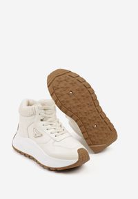 Renee - Beżowe Sneakersy Śniegowce Vices na Platformie Ozdobione Trójkątną Aplikacją Ficebia. Okazja: na co dzień. Kolor: beżowy. Materiał: jeans, skóra. Wzór: aplikacja. Obcas: na platformie #6